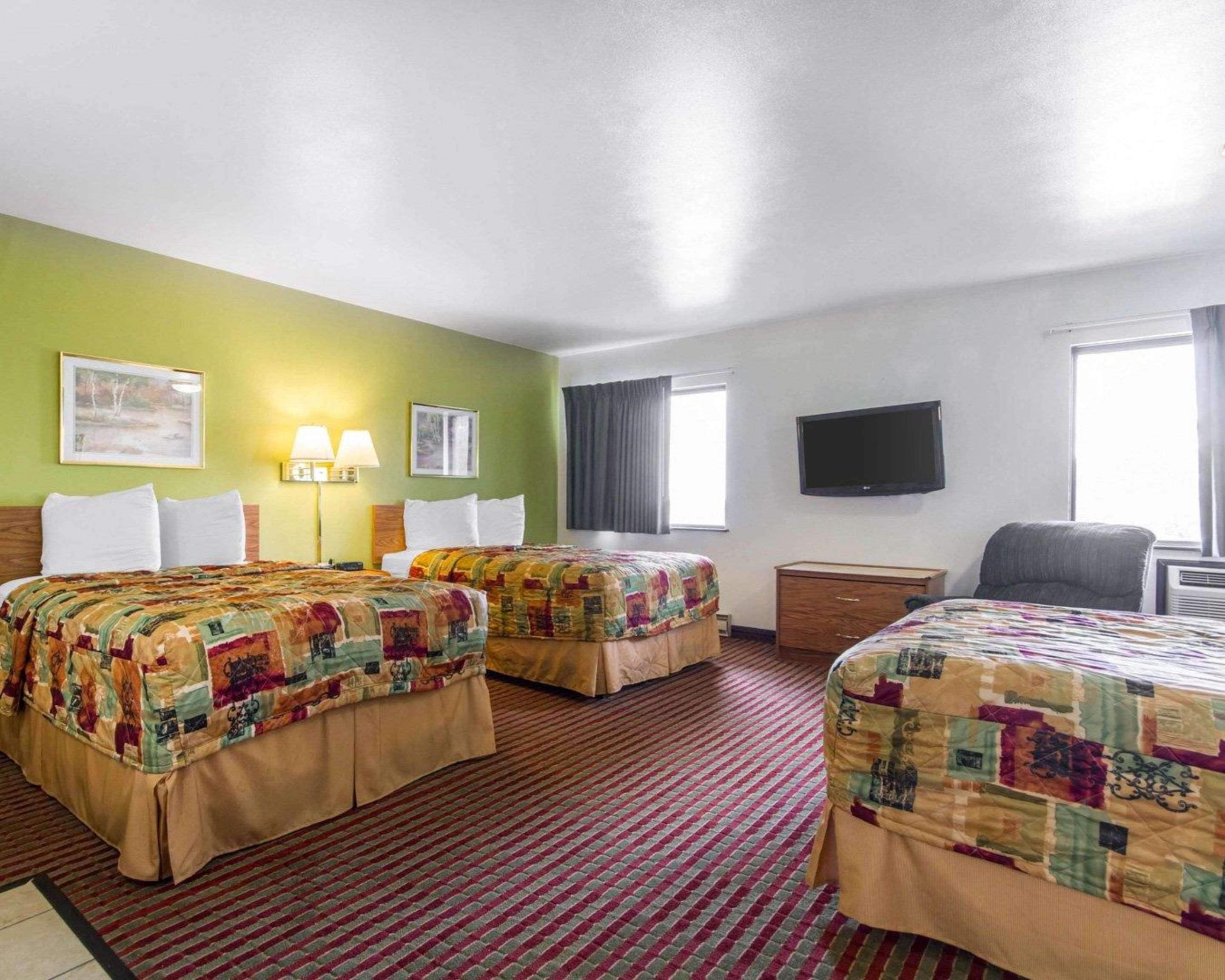 ROOM, 3 DOUBLE BEDS