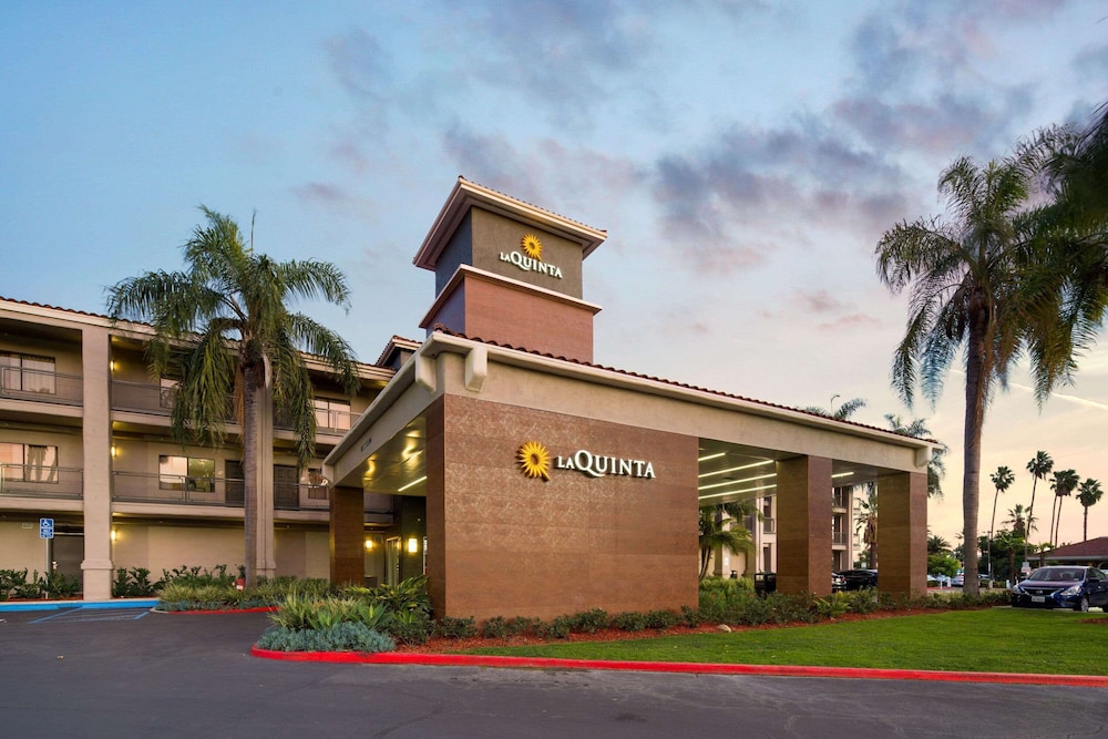 La Quinta Inn & Suites by Wyndham Orange County Airport 8/55