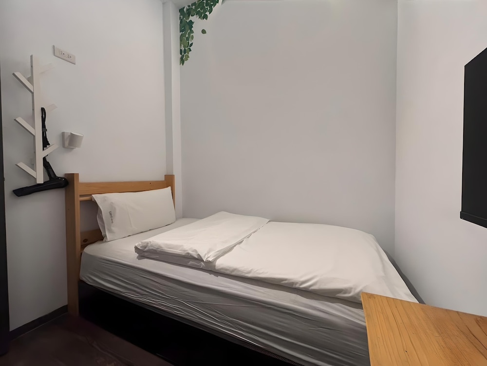 BASIC, SINGLE, SHARED BATHROOM