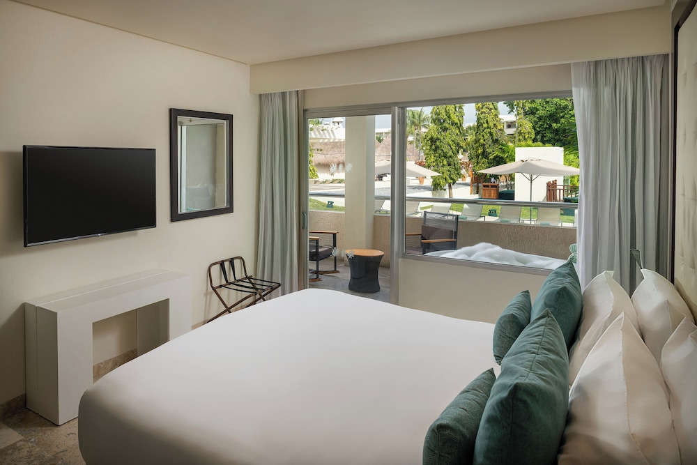 Concierge, Swim Up, Master, Family, Suite, King Bed