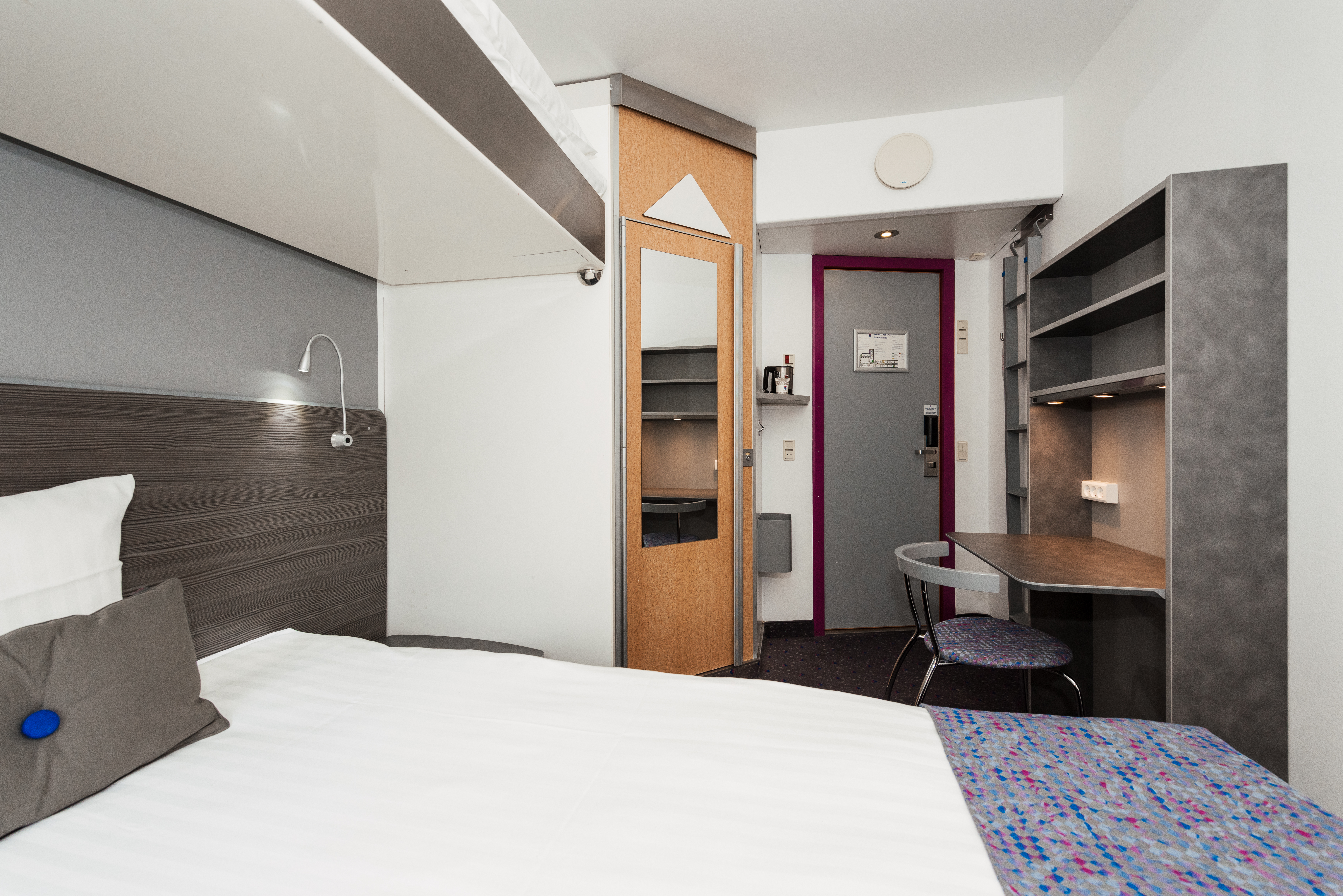 PLUS, STANDARD, QUEEN BED
