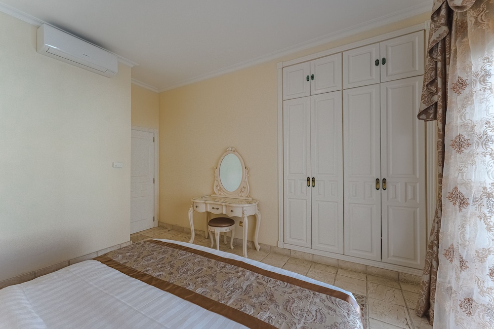 Flamingo Suites 15/50