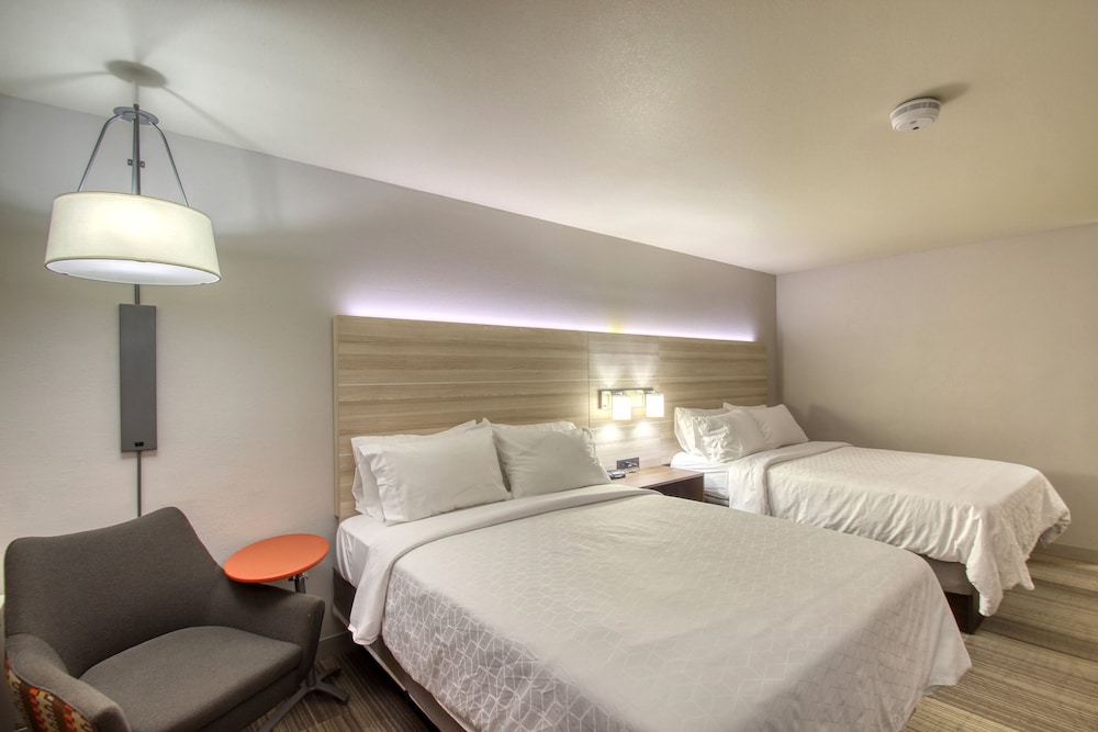 Holiday Inn Express Hotel And Suites Milwaukee Airport 12/74