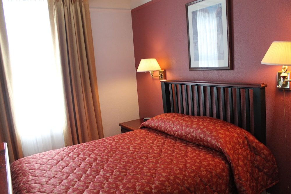 James Bay Inn Hotel Suites Cottage 20/74
