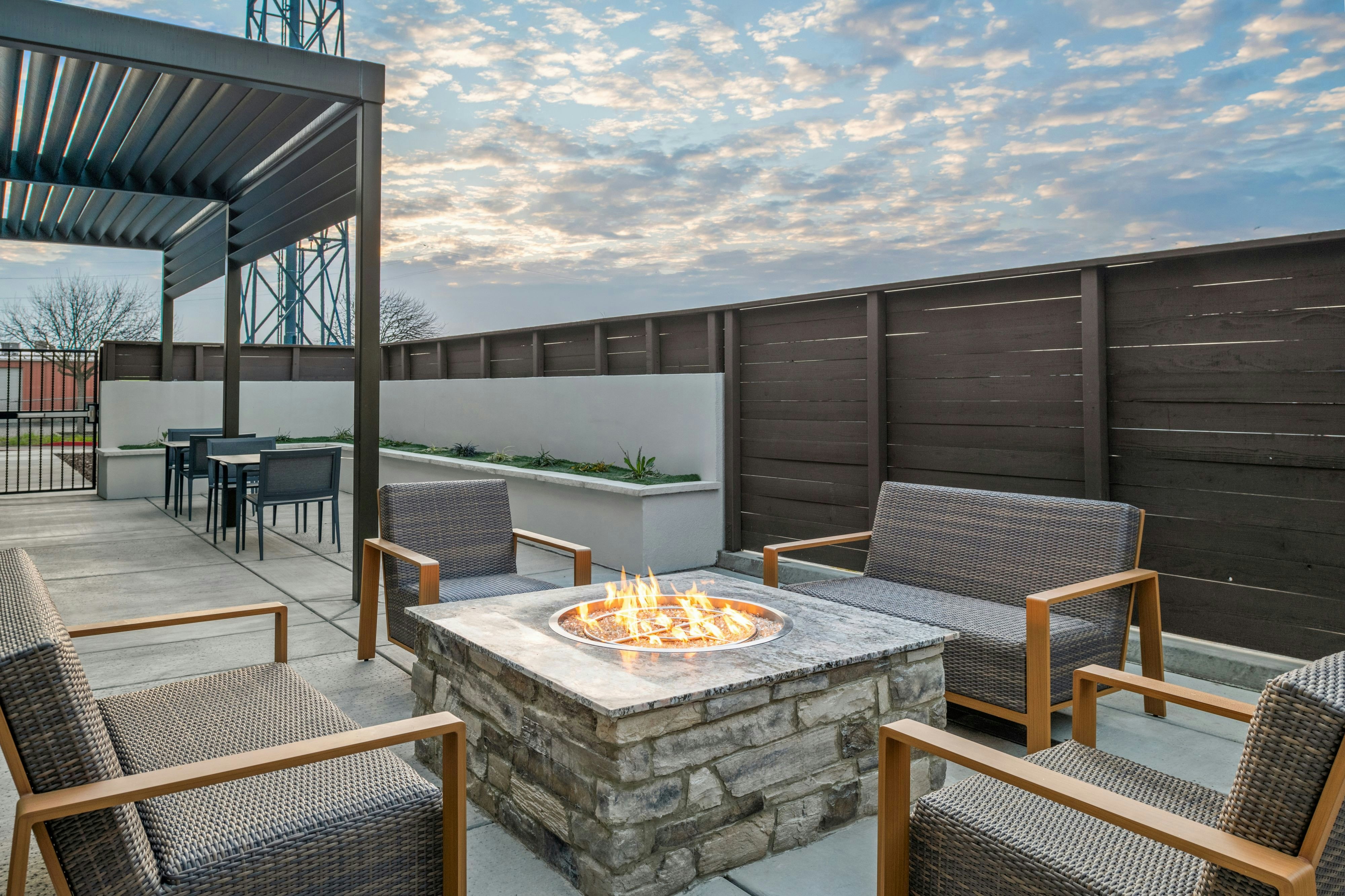 Courtyard By Marriott Woodland 13/19