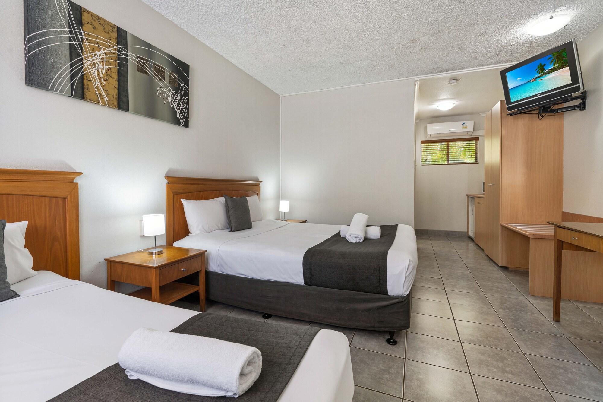 ROOM, TWIN BEDS