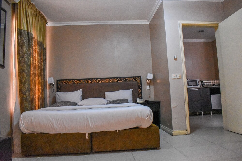 ROYAL, SUITE