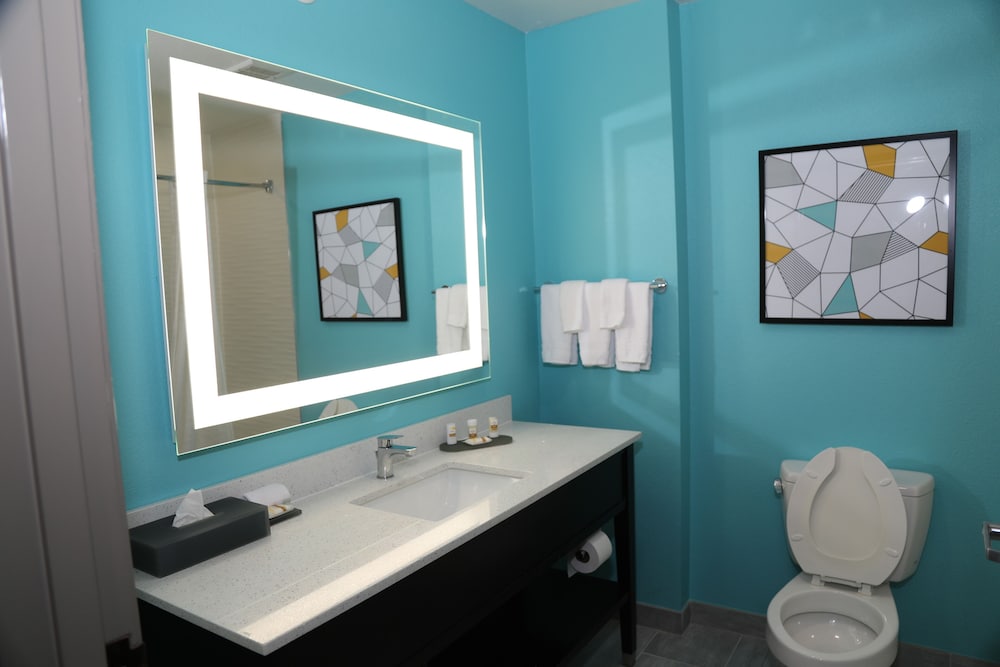 La Quinta Inn and Suites by Wyndham Montgomery 49/50