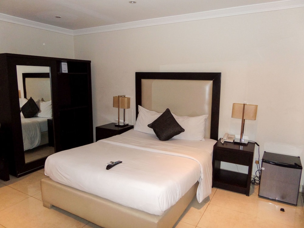 S S Hotels And Suites 10/48