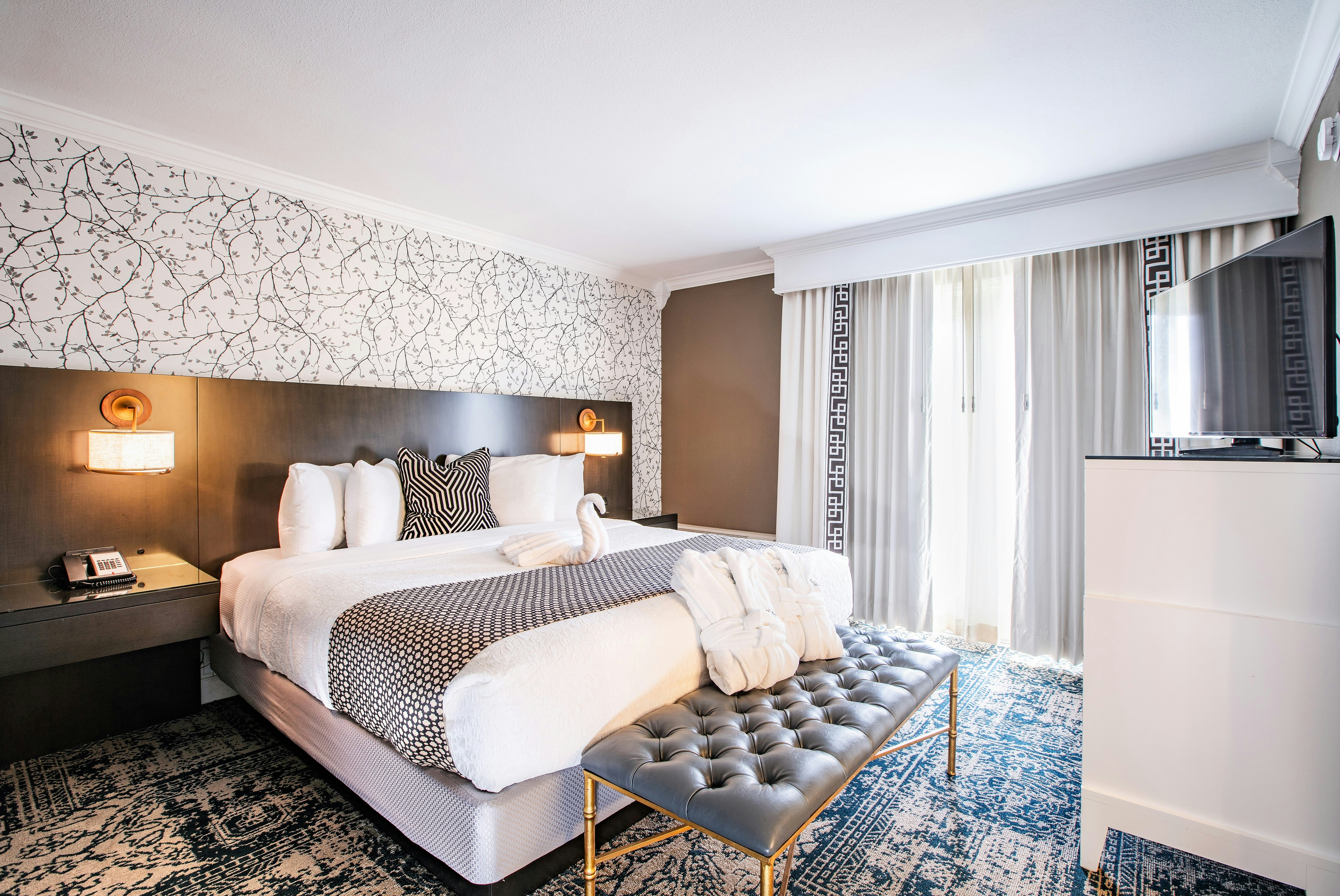 STUDIO, SUITE, KING BED, JETTED TUB