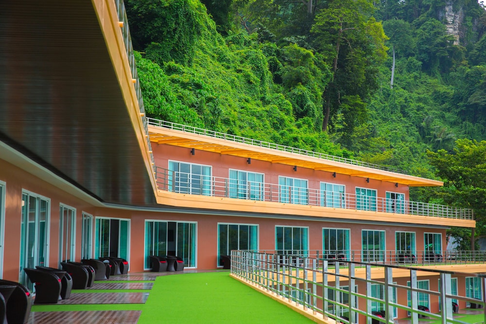 Phi Phi Cliff Beach Resort 7/69