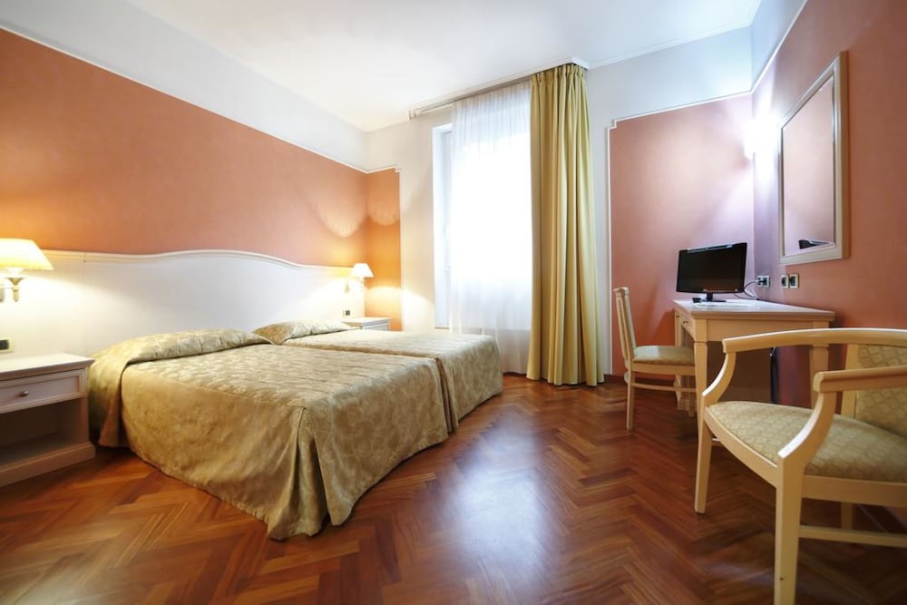 ROOM, TWIN BEDS