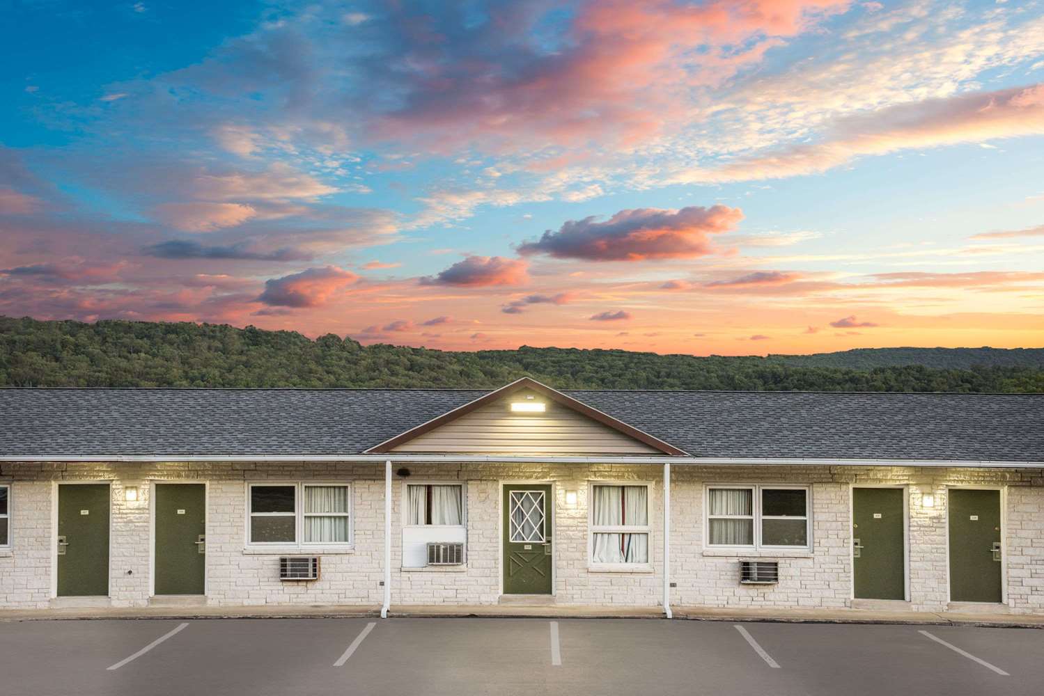 Knights Inn Pine Grove 2/6