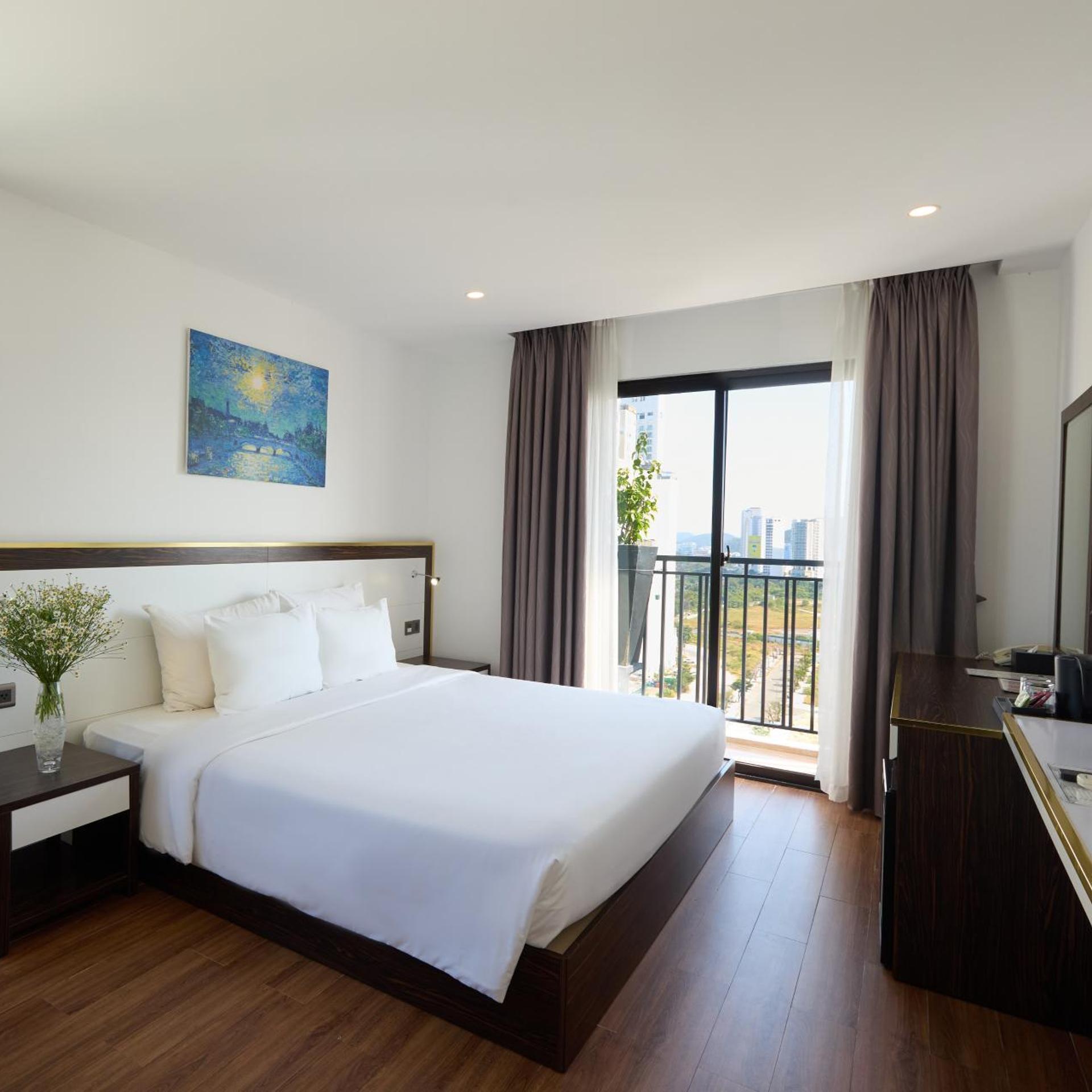 غرفة تنفيذية بسرير مزدوج بإطلالة على الجبل بحوض استحمام، An Vista Hotel 3/7
