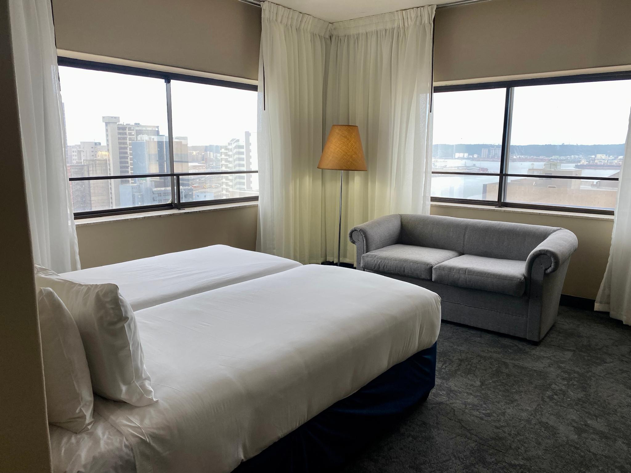جناح عائلي بسرير كوين وسريرين منفصلين بغرفتي نوم، The Royal Hotel, Durban 2/2