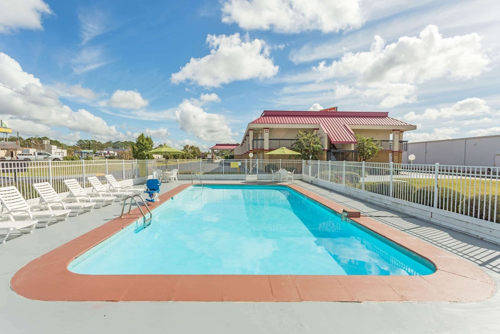 Super 8 by Wyndham Tifton 50/54