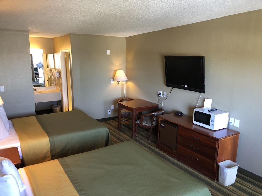 Super 8 By Wyndham Ridgecrest 32/44