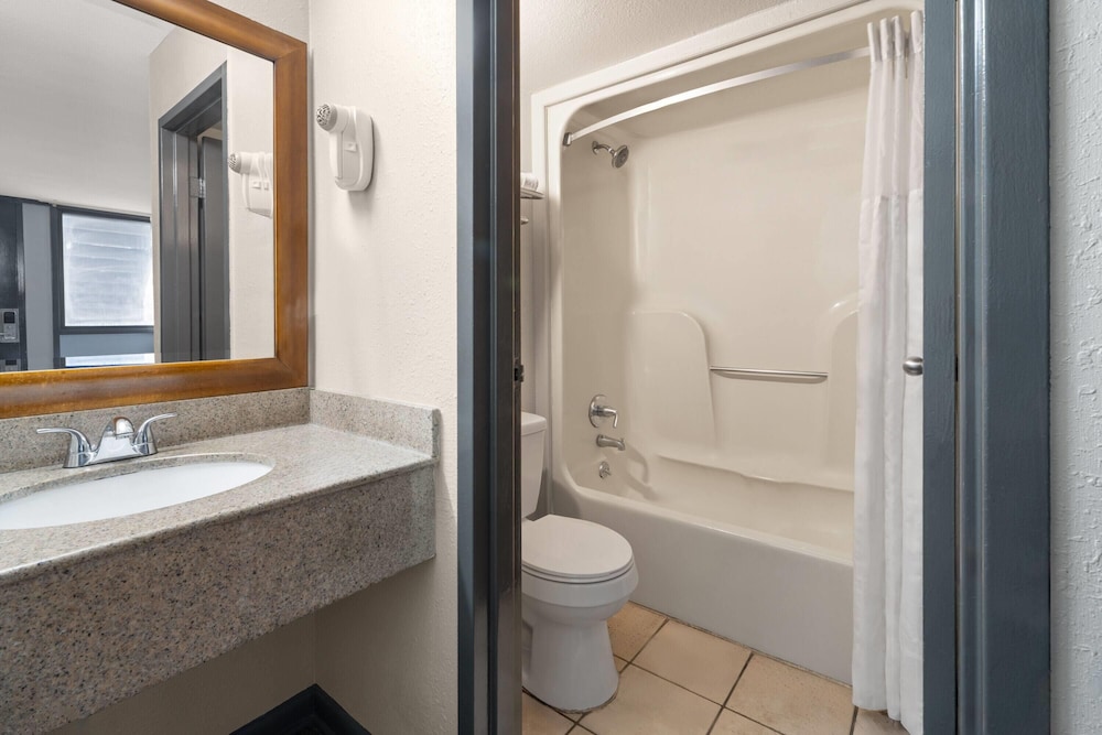 Days Inn By Wyndham College Park Airport Best Road 51/55