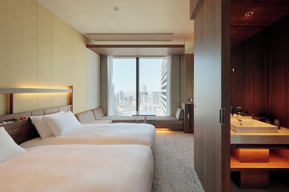 DELUXE, TWIN BEDS, SOFA