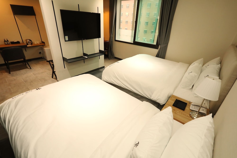 The First Hotel 19/48