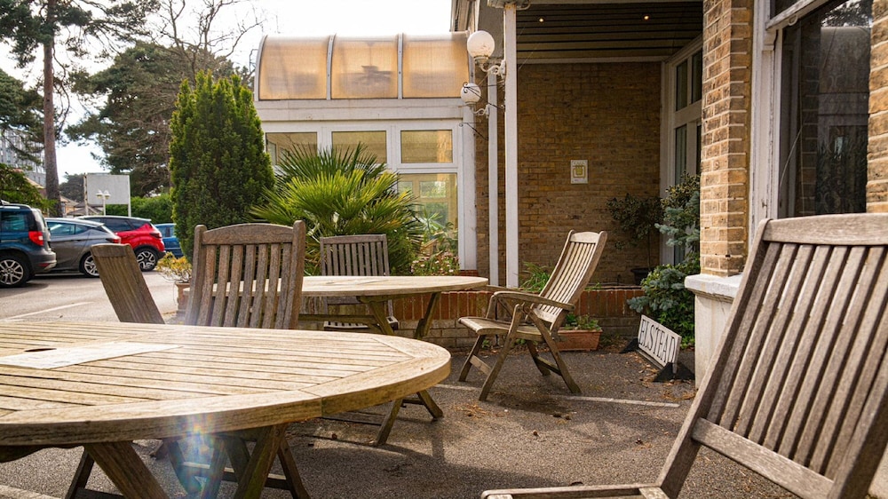 Elstead Hotel 37/50