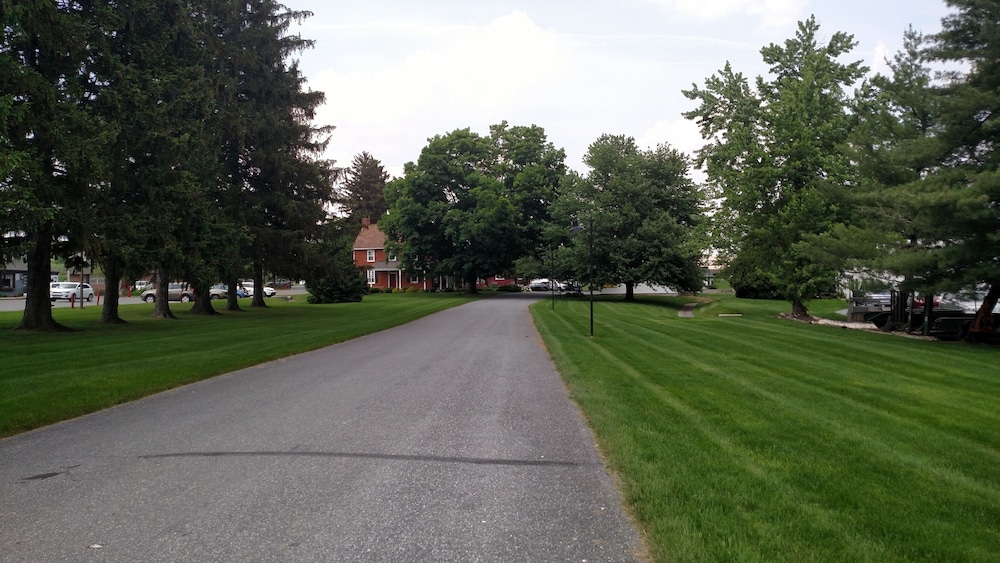 Spruce Lane Lodge & Cottages 33/35