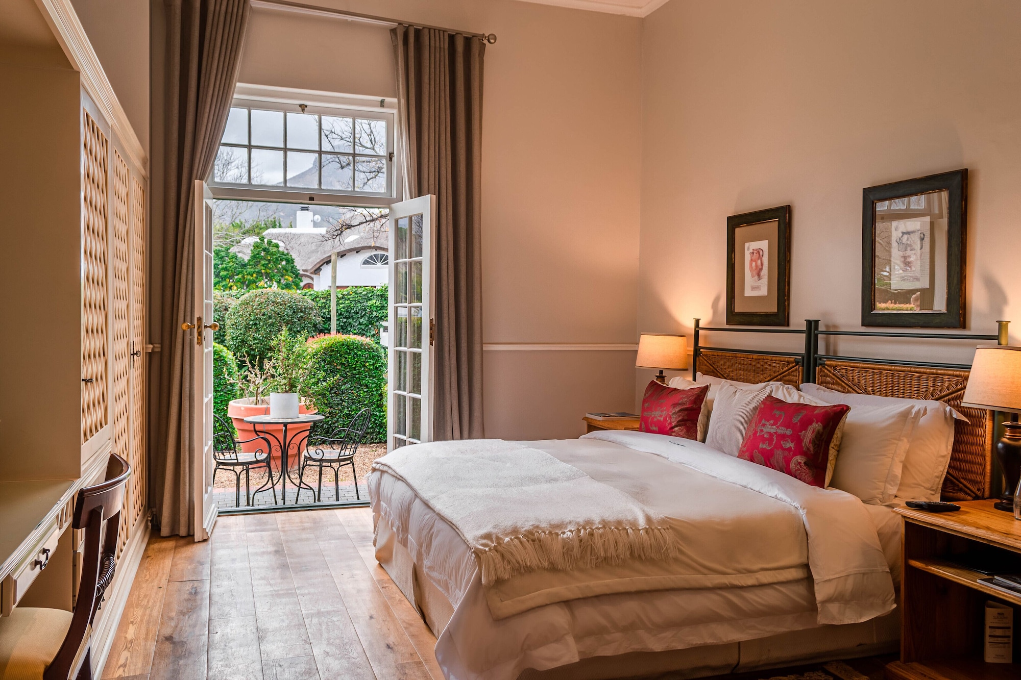 Classic, Queen Bed