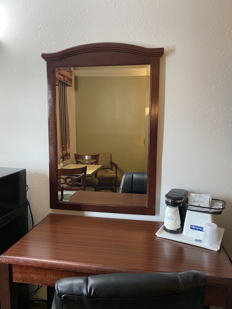 Travelodge by Wyndham La Porte/Michigan City Area 42/50