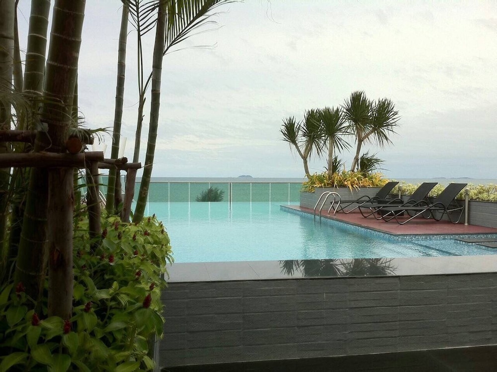 Thanyalak At The Gallery Condominium photo1