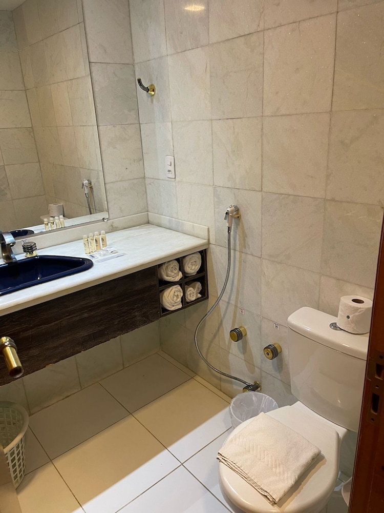 Colonial Plaza Hotel 68/68