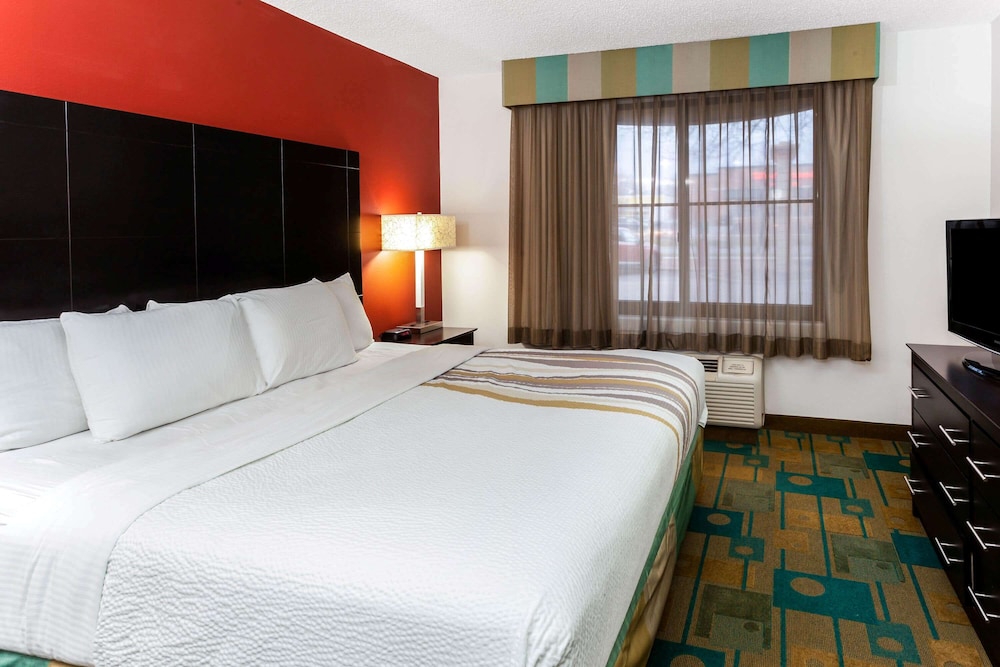 La Quinta Inn Suites Milwaukee Glendale Bayshore 11/37