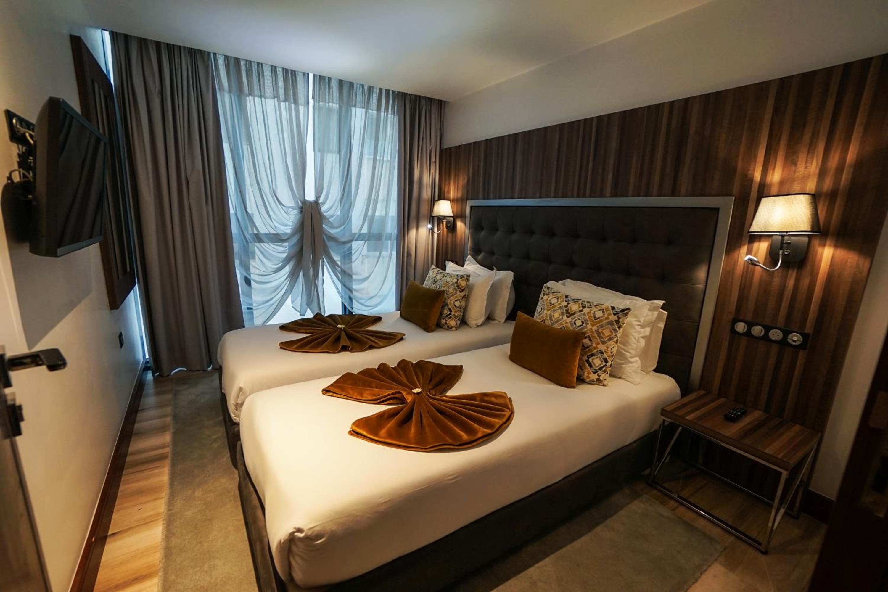 Deluxe, Suite, Side Sea View