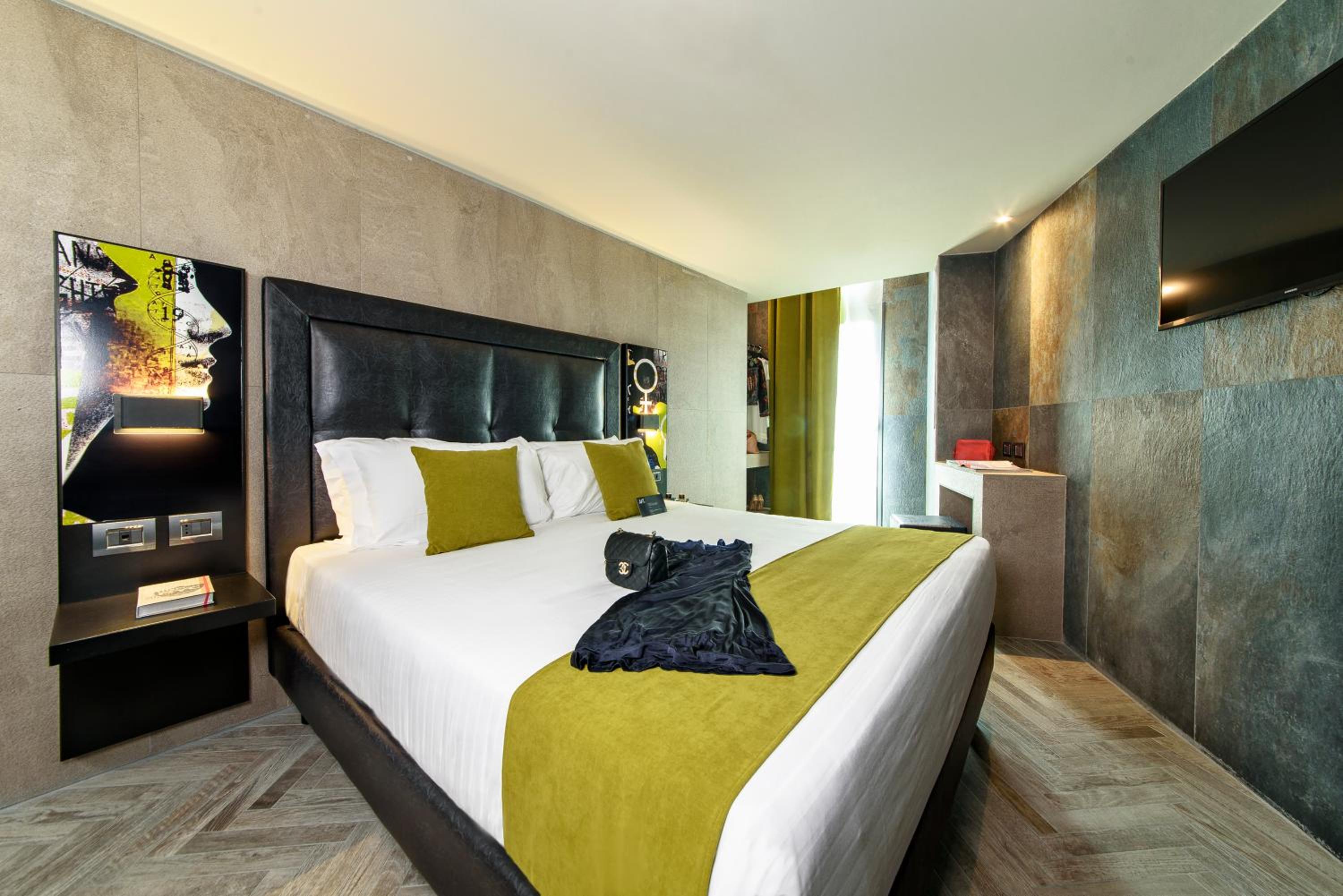 جناح دوبلكس جونيور بسرير كوين مع أريكة، Just Hotel Milano 3/5