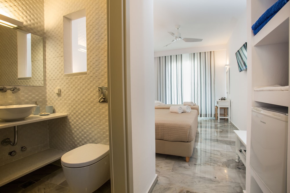 Polos Hotel Paros 21/90