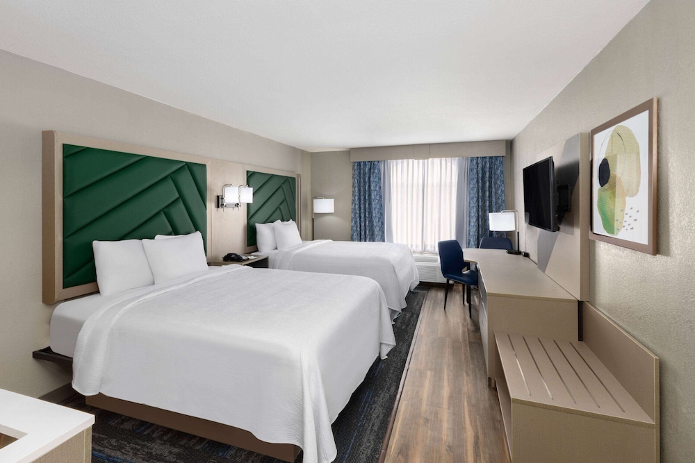 EFFICIENCY, 2 QUEEN BEDS