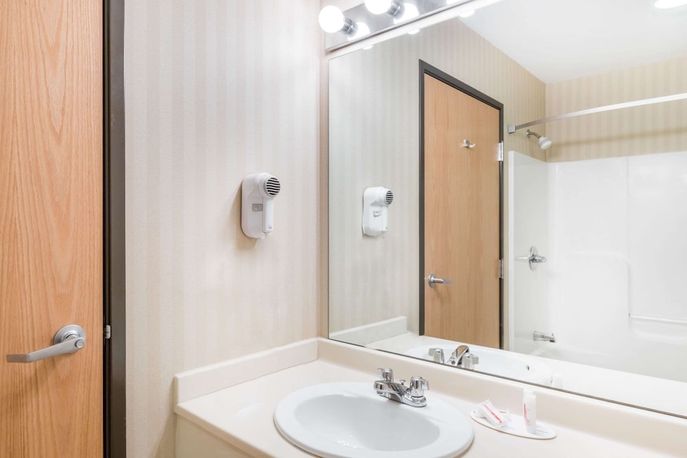 Days Inn & Suites By Wyndham Bridgeport - Clarksburg 41/42