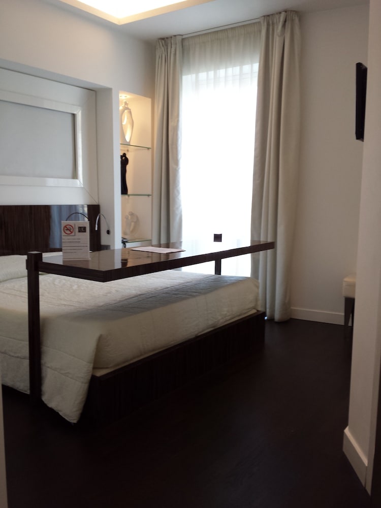Hotel Exclusive 32/84