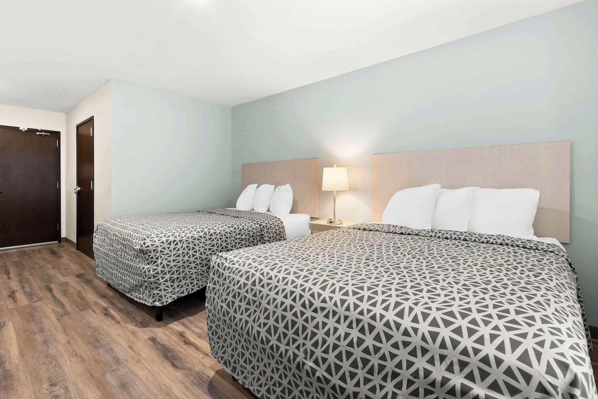 WoodSpring Suites Savannah West Chatham Parkway 17/33