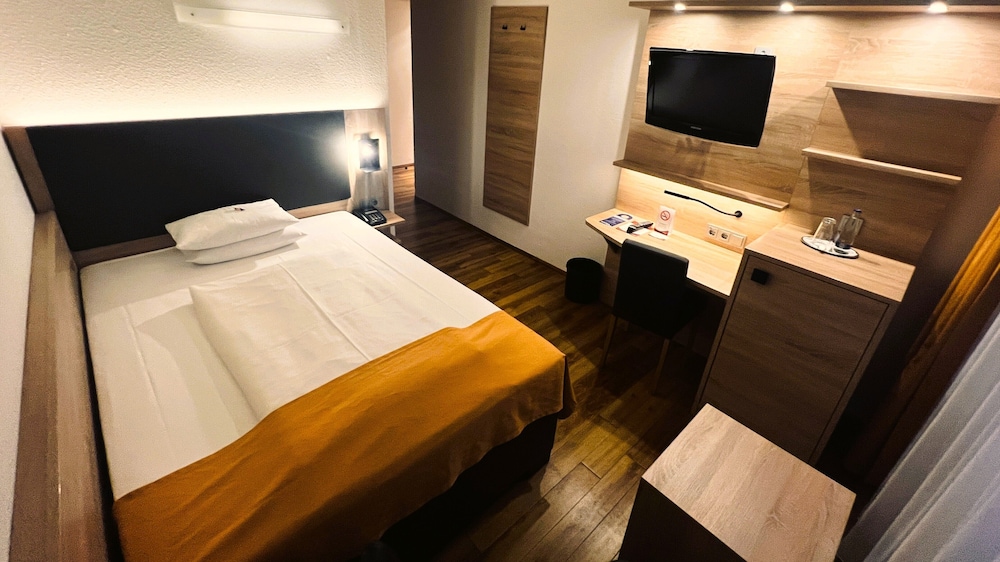 ROOM, SINGLE