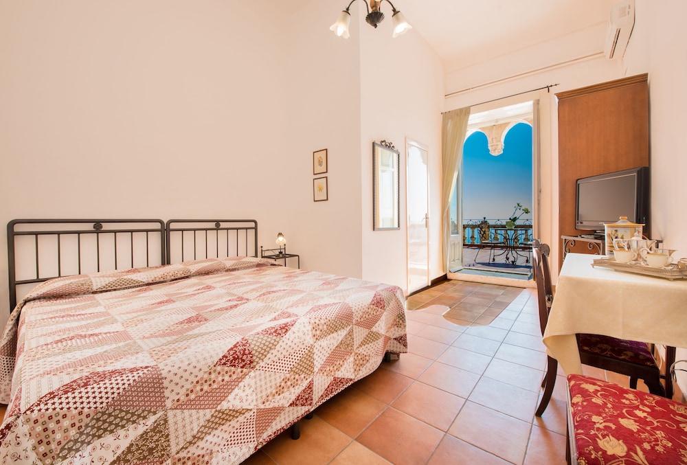STANDARD, DOUBLE BED, SEA VIEW, TERRACE