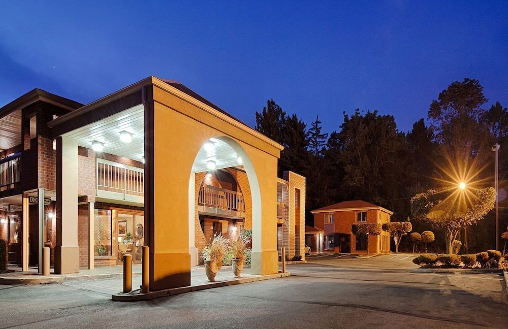 MHO INN and SUITES 2/48
