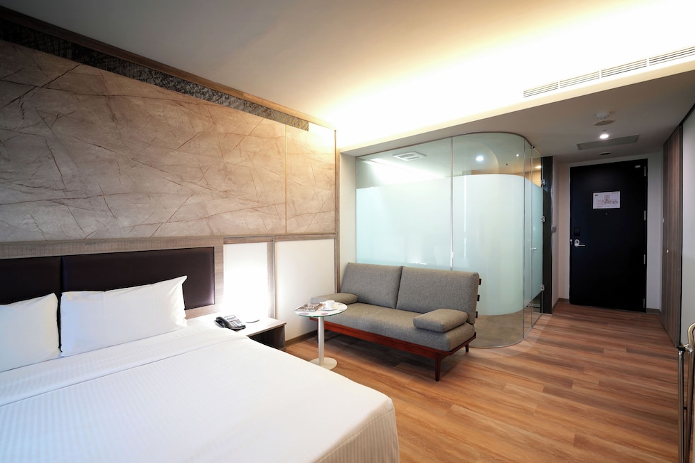 STANDARD, QUEEN BED