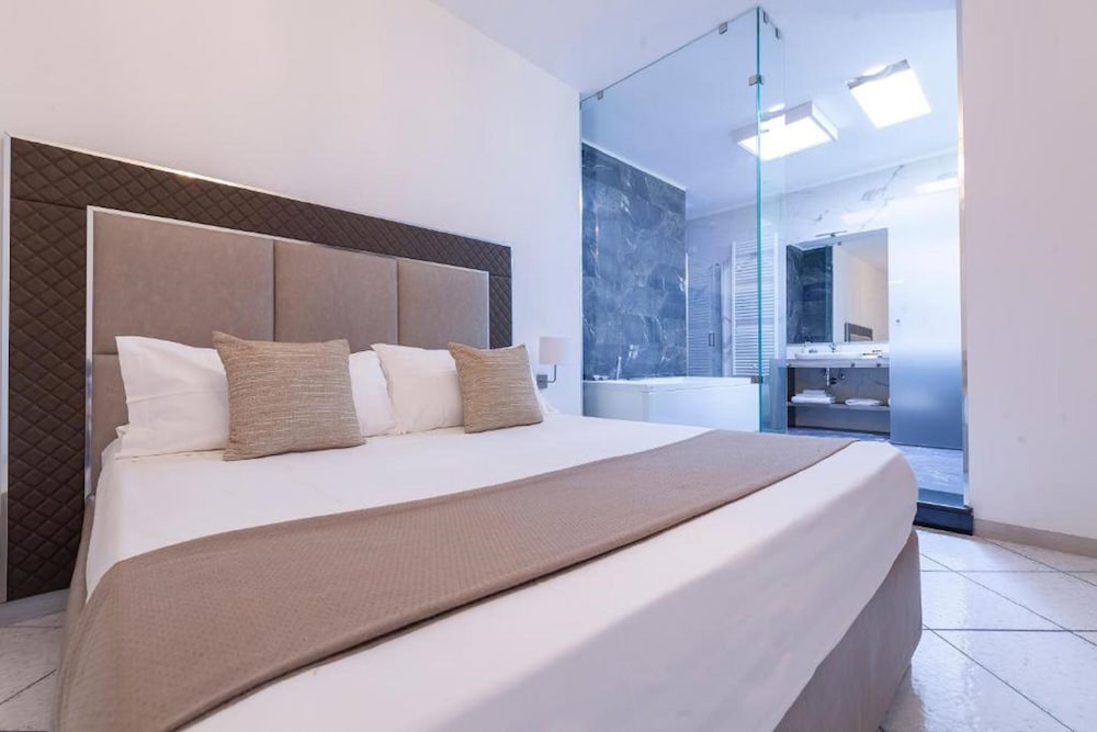 DELUXE, SUITE, HOT TUB