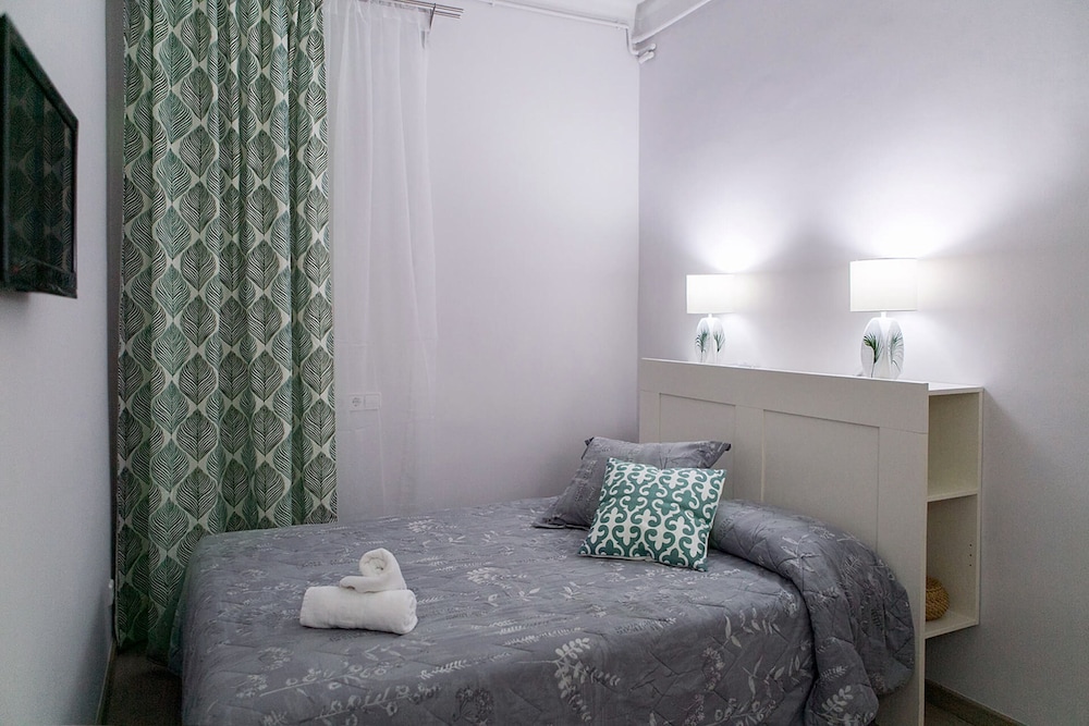 INTERIOR, SINGLE, SINGLE BED, SHARED BATHROOM