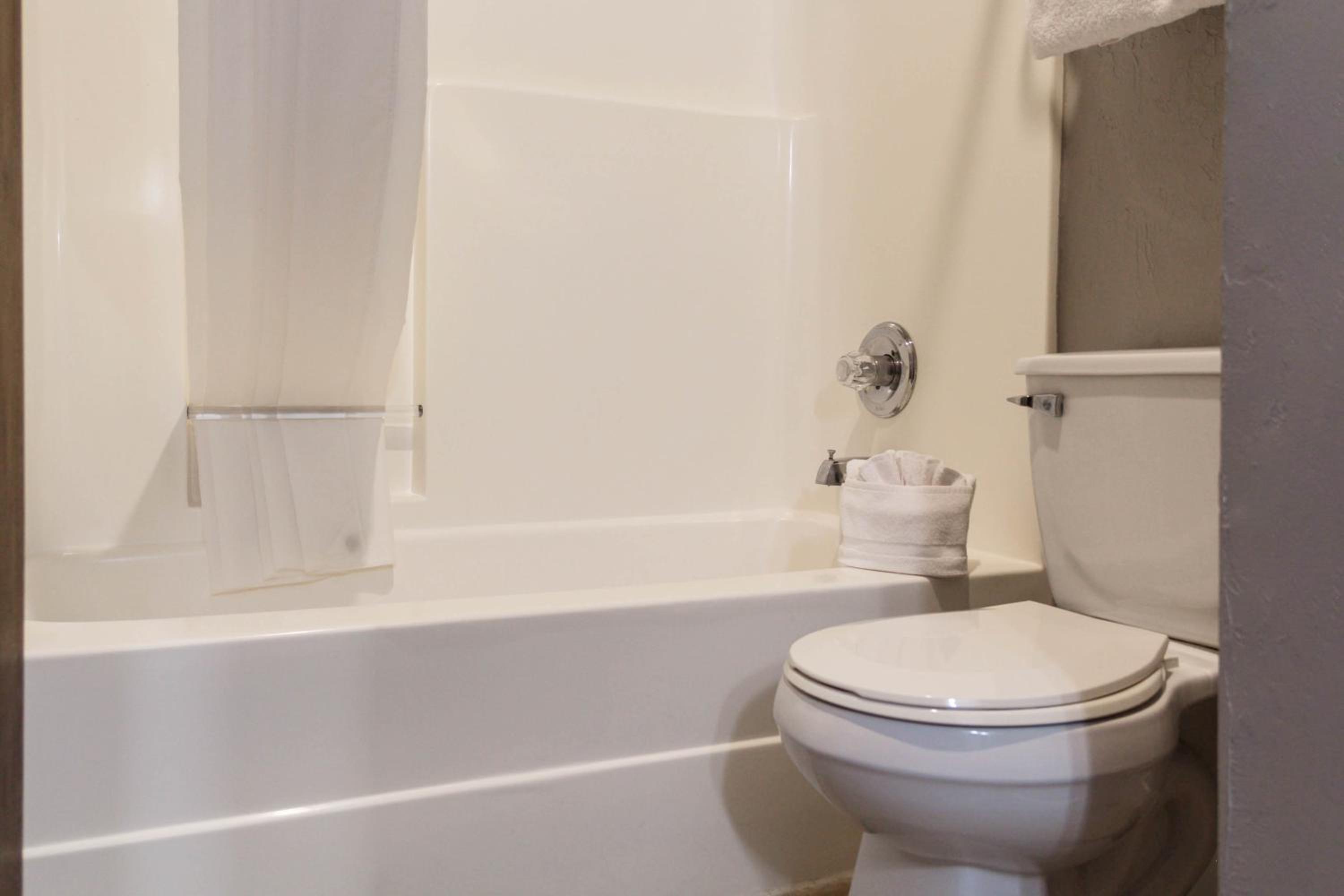 غرفة بسرير كينج، New Victorian Inn Suites Sioux City 10/10