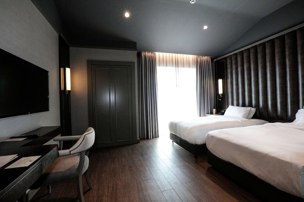 DoubleTree by Hilton Izmir Airport 12/85