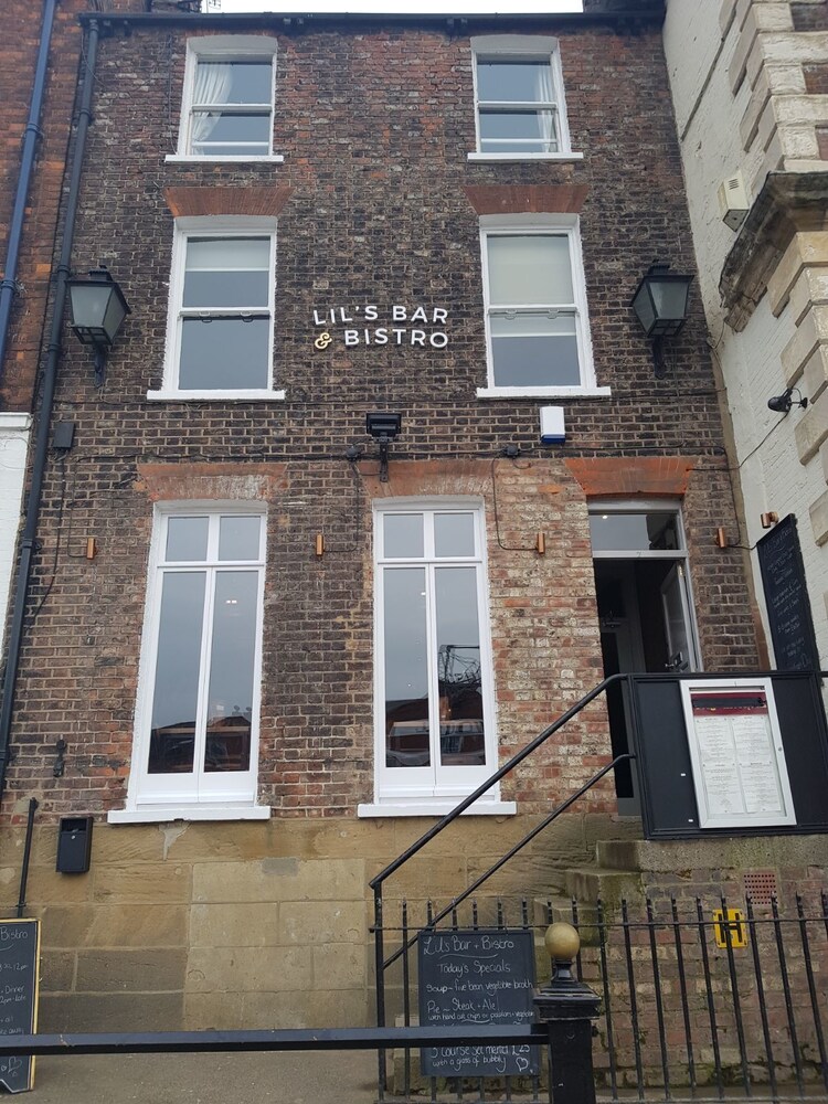 Lils Bar And Bistro 2/36