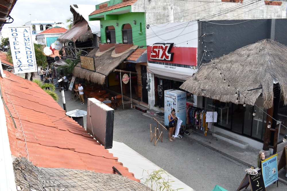 Hotel Plaza Almendros, Isla Mujeres 27/39