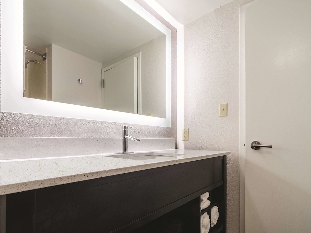 La Quinta Inn & Suites by Wyndham Myrtle Beach - N Kings Hwy 21/42