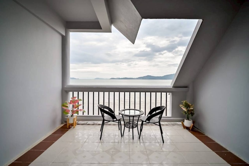 Jansom Beach Resort 42/67